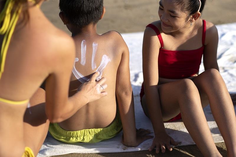 Cum protejam copiii de razele UV: sfaturi esentiale pentru sanatatea pielii vara